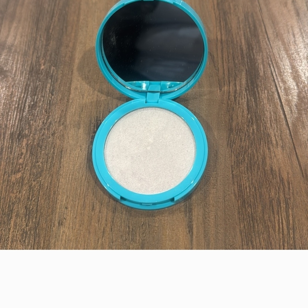 Shimmering White Compact Powder